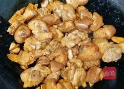 Illustration of how to stew pig feet with lotus root and peanuts 9