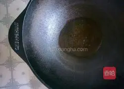 Illustration of how to make Chinese stir-fry shrimp and cabbage in iron pot 2