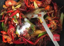 Thirteen-flavor spicy crayfish recipe illustration 6