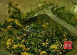 Illustration of how to stir-fry toon sprouts with eggs 4