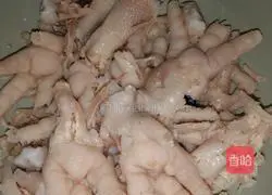 Illustration of how to make spicy and sour boneless chicken feet 2