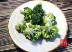 Illustration of how to make steamed broccoli with golden garlic vermicelli 4