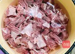 Illustration of how to make carrot stewed beef brisket 1