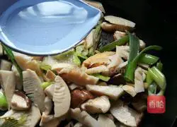 Illustration of how to stir-fry winter bamboo shoots with mushrooms 7