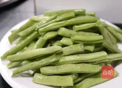 Illustration of how to make stir-fried green beans that are perfect for rice 1