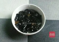 Illustration of how to make fried meat with yam and fungus 2