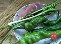 Illustration of how to make fried vermicelli with shredded pepper and pork 1