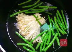 Illustration of how to make bacon enoki mushroom rolls 2