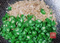 Illustration of how to stir-fry shrimp skin with green pepper 6