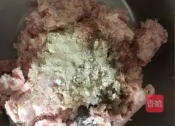 Illustration of how to make dry fried small meatballs 2