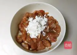 Illustration of how to make diced chicken legs with onions, green peppers 2