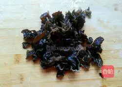 Illustration of how to make scrambled eggs with green pepper and fungus 2