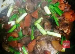 Illustration of how to cook lamb chops with carrots, green garlic and garlic 11