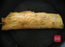 Illustration of how to make colorful egg rolls 12