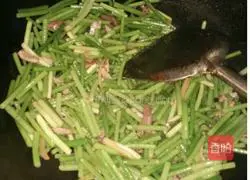 Illustration of how to make fried meat with garlic sprouts 3