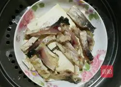 Illustration of how to make steamed salted grass carp with old tofu 3