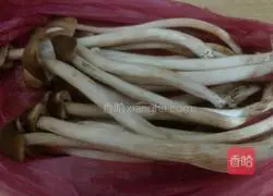 Illustration of how to stir-fry beef tenderloin with tea tree mushroom 4