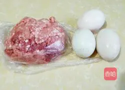 Illustration of how to make minced meat and steamed eggs 1