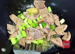 Illustration of how to stir-fry pork liver with garlic sprouts 5