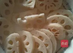 Illustration of how to make steamed chicken breast and lotus root clips 2