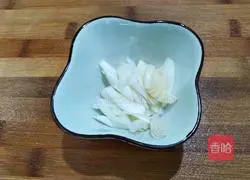 Illustration of how to stir-fry shredded pork with green pepper and carrot 4