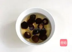 Illustration of how to make mushroom stewed chicken 2