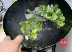 Illustration of how to make scrambled eggs with vegetables, peppers, shrimps 6