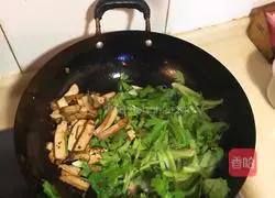 Illustration of how to make fried tofu with celery 5