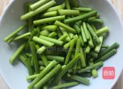 Stir-fried meat with garlic moss Practice illustration 2