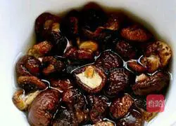 Illustration of how to make mushroom stewed chicken 2