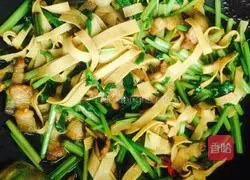 Illustration of how to stir-fry Qianzhang celery 6