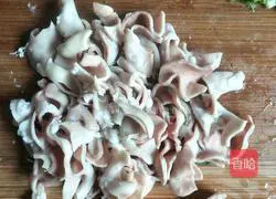 Illustration of how to make fried sausage with celery 4