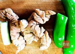 Illustration of how to make fried sausage with hot pepper 1