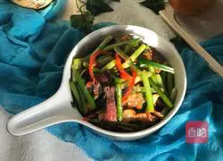 Illustration of how to stir-fry bacon with garlic moss 11