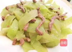 Illustration of how to stir-fry shredded beef and lettuce slices 8