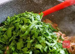 Illustration of how to make stir-fried leeks with shrimp paste 8
