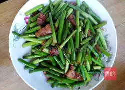 Illustration of how to make fried meat with garlic moss 7