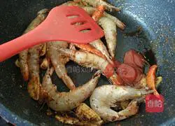Illustration of how to make spicy shrimps in Qinxiang dry pot 14