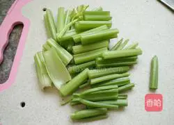 Illustration of how to make spicy shrimps in Qinxiang dry pot 5