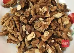 Fresh shrimps and stir-fry walnuts.Illustration of how to do it 2