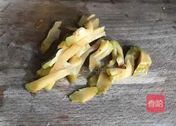 Illustration of how to stir-fry celery and dried celery 4