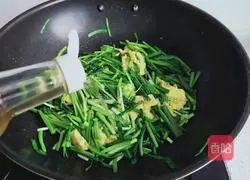 Illustration of how to make fried eggs with leeks 5