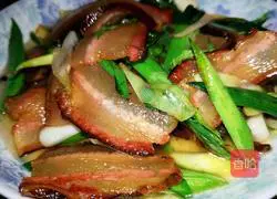 Illustration of how to stir-fry bacon with green garlic 7