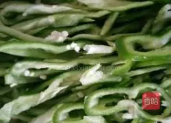 Illustration of how to stir-fry shredded pork with green pepper 1