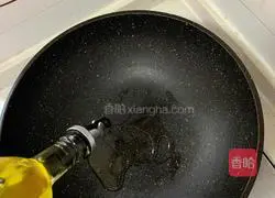 Illustration of how to stir-fry chicken breast and diced chicken with carrots and peppers 6