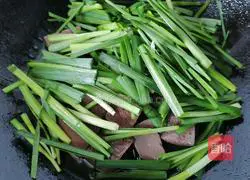 Illustration of how to stir-fry duck blood with leeks 10