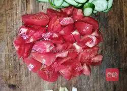 Illustration of how to make tomato, cucumber and egg noodles 2