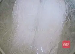 Illustration of how to make fried vermicelli with lean meat 1