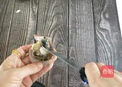 Illustration of how to make steamed garlic vermicelli scallops 3