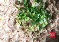 Illustration of how to make dry fried small meatballs 4